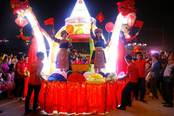 Đến Sa Pa trải nghiệm “Đêm hội trăng rằm” lớn nhất Tây Bắc - Anh 1