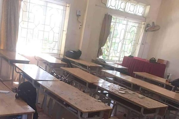 Rơi vữa trần phòng học tại Trường THPT Quang Minh: Tâm lý các em học sinh đã ổn định - Anh 1