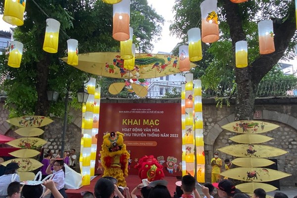 Tôn vinh nét đẹp văn hóa Tết Trung thu truyền thống trên phố cổ Hà Nội - Anh 1