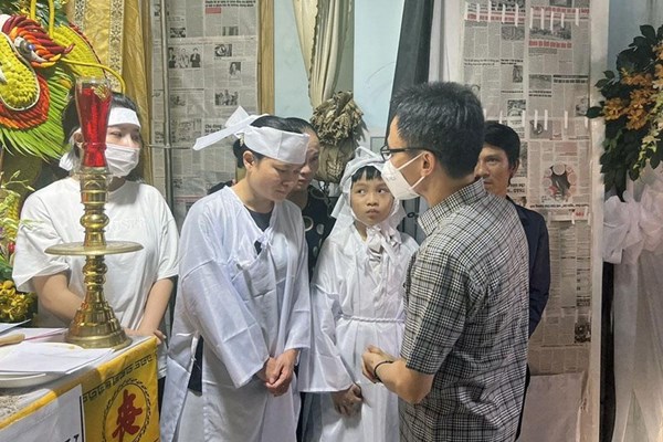 Phó Thủ tướng Vũ Đức Đam thăm hỏi gia đình các nạn nhân trong vụ cháy quán karaoke ở Bình Dương - Anh 1