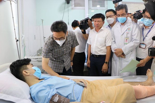 Phó Thủ tướng Vũ Đức Đam thăm hỏi gia đình các nạn nhân trong vụ cháy quán karaoke ở Bình Dương - Anh 2