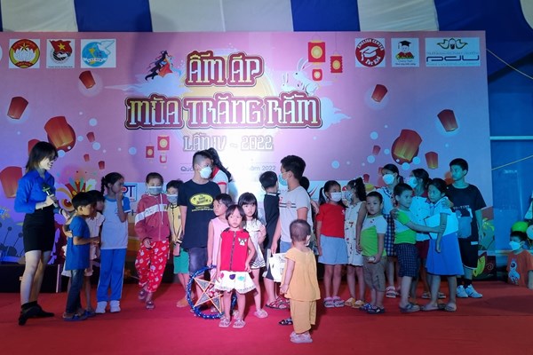 Quảng Ngãi: Ấm áp trung thu dành cho thiếu nhi - Anh 1