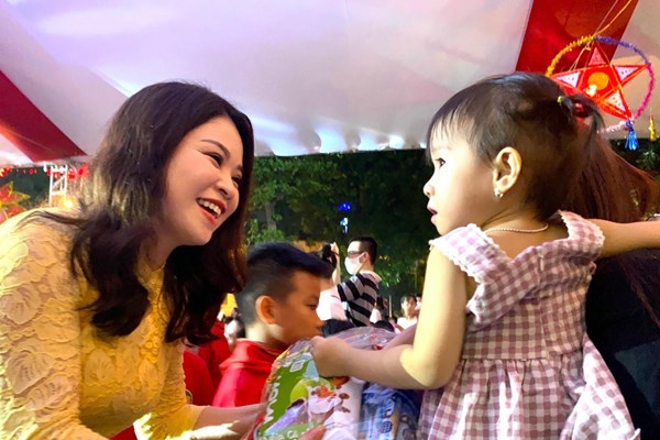 Trao 100 học bổng tặng thiếu nhi hoàn cảnh khó khăn - Anh 5