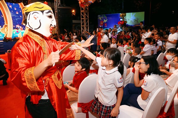 Trao 100 học bổng tặng thiếu nhi hoàn cảnh khó khăn - Anh 4