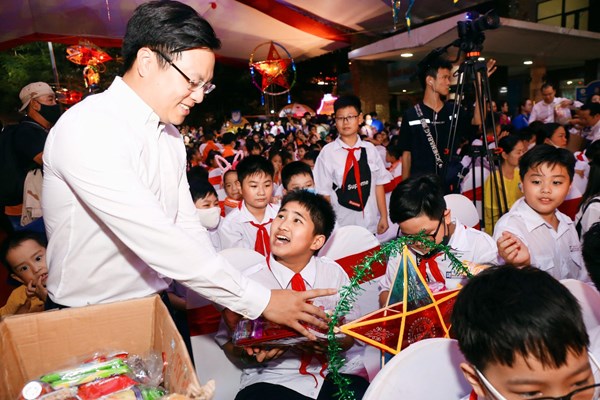Trao 100 học bổng tặng thiếu nhi hoàn cảnh khó khăn - Anh 3