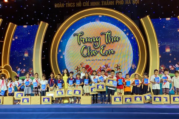 Trao 100 học bổng tặng thiếu nhi hoàn cảnh khó khăn - Anh 1