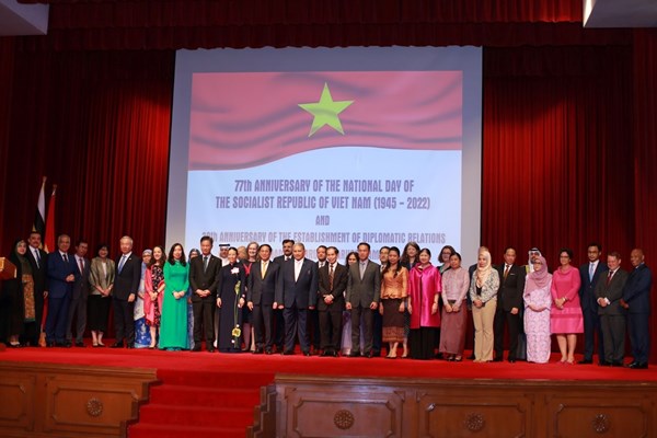 "Hoàng Thành Thăng Long - Dấu ấn Vàng Son": Lan tỏa giá trị áo dài Việt tới bạn bè quốc tế - ảnh 3