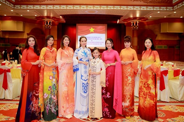 "Hoàng Thành Thăng Long - Dấu ấn Vàng Son": Lan tỏa giá trị áo dài Việt tới bạn bè quốc tế - ảnh 4
