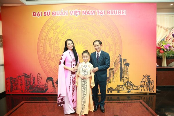 "Hoàng Thành Thăng Long - Dấu ấn Vàng Son": Lan tỏa giá trị áo dài Việt tới bạn bè quốc tế - ảnh 7