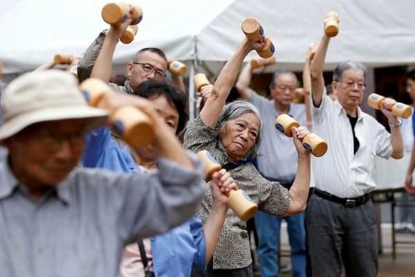 “Thuê” trẻ nhỏ khuấy động viện dưỡng lão - Anh 1