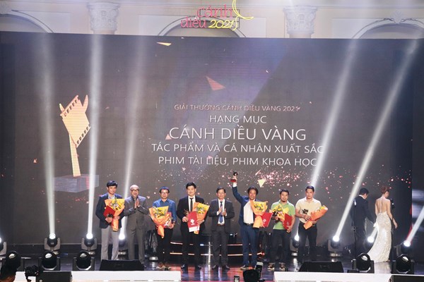 Phim điện ảnh 'Đêm tối rực rỡ' đoạt giải Cánh diều vàng - Anh 3