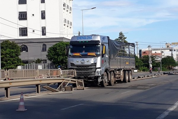 Quảng Ngãi: Xe tải tông sập khoảng 80m dải phân cách trên QL1A - Anh 1