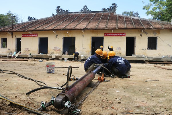 “Thần đèn” di dời chánh điện quốc tự Diệu Đế, lưu giữ bức tranh Long vân khế hội - Anh 4
