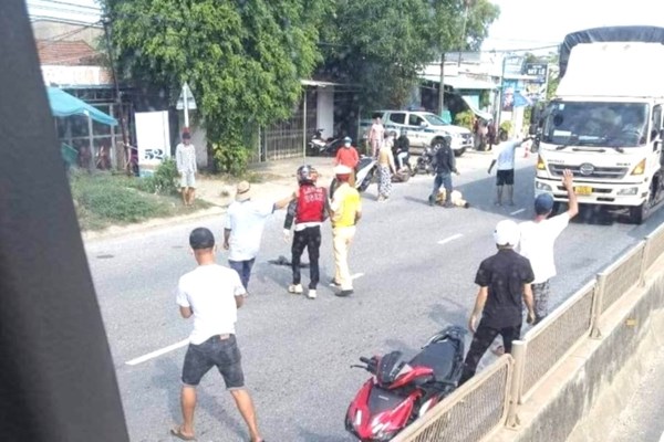 Tài xế mang theo cần sa, phóng xe tông CSGT khi bị kiểm tra - Anh 1