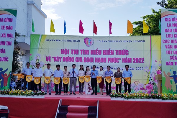 Kiên Giang khai mạc Hội thi tìm hiểu kiến thức về xây dựng gia đình hạnh phúc - Anh 1