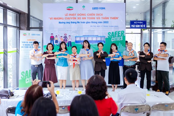 Giao thông công cộng Hà Nội hướng đến những chuyến xe an toàn, thân thiện - Anh 1