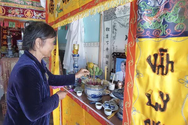Vụ sập bức tường làm nhiều người thương vong tại Khu công nhiệp Nhơn Hòa (Bình Định): “Bây giờ tôi chỉ muốn về nhà gặp mặt chồng mình lần cuối” - Anh 2