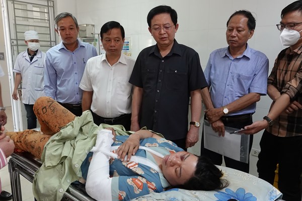 Vụ sập bức tường làm nhiều người thương vong tại Khu công nhiệp Nhơn Hòa (Bình Định): “Bây giờ tôi chỉ muốn về nhà gặp mặt chồng mình lần cuối” - Anh 1