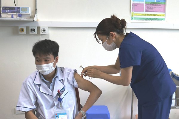 Lai Châu đẩy mạnh tiêm vắc xin phòng Covid-19, bệnh truyền nhiễm - Anh 1