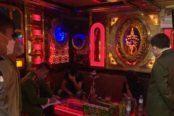 Nghệ An tạm ngừng hoạt động 45 cơ sở karaoke - Anh 1