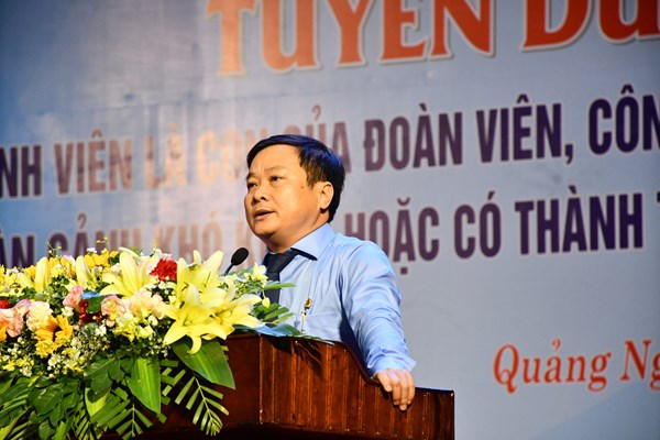 Quảng Ngãi tặng 320 suất quà cho tân sinh viên vượt khó, học giỏi - Anh 3