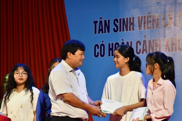 Quảng Ngãi tặng 320 suất quà cho tân sinh viên vượt khó, học giỏi - Anh 2