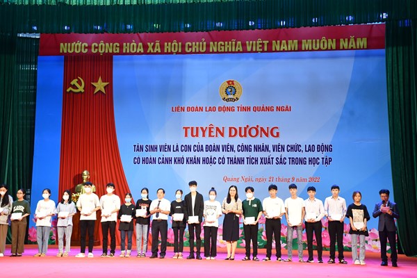 Quảng Ngãi tặng 320 suất quà cho tân sinh viên vượt khó, học giỏi - Anh 1