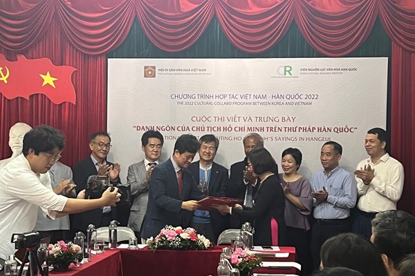 Cuộc thi viết và trưng bày “Danh ngôn của Chủ tịch Hồ Chí Minh trên thư pháp Hàn Quốc” - Anh 1