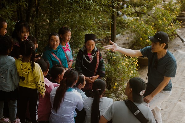 Cuốn hút thực cảnh The Mong Show - Anh 8