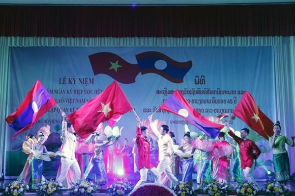 Báo Lào khẳng định quan hệ đặc biệt Lào-Việt Nam là di sản vô giá - Anh 1