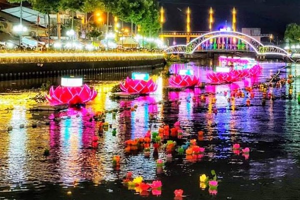 Sông Kiên lung linh hoa đăng cầu Quốc thái dân an - Anh 1