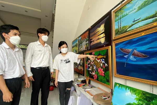 Cô gái khuyết tật ở Quảng Ngãi vẽ tranh bằng cả trái tim - Anh 3