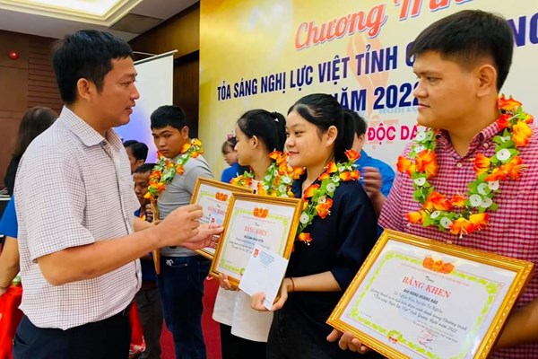Cô gái khuyết tật ở Quảng Ngãi vẽ tranh bằng cả trái tim - Anh 4