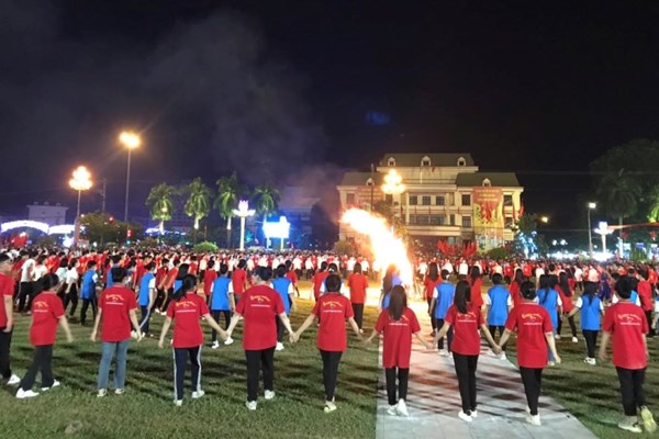 “Tây Bắc - Vang mãi bản hòa ca”- tôn vinh giá trị nghệ thuật xòe Thái - Anh 1
