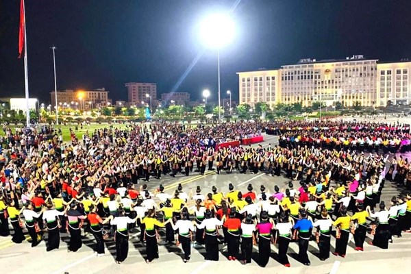 Sơn La đón trên 2.2 triệu lượt du khách tới tham quan, trải nghiệm - Anh 1