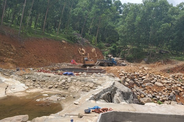 Xử phạt chủ đầu tư ngăn suối, xây khu du lịch sinh thái khi chưa được cấp phép - Anh 1