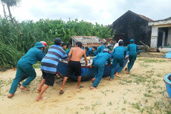 Bình Định: Các lực lượng vũ trang, dân quân, thanh niên giúp ngư dân “chạy bão” - Anh 3