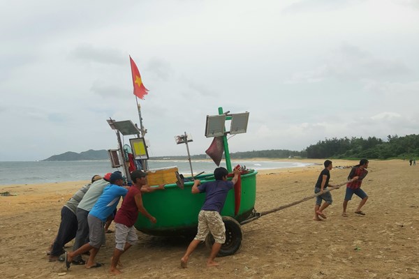 Bình Định: Các lực lượng vũ trang, dân quân, thanh niên giúp ngư dân “chạy bão” - Anh 4