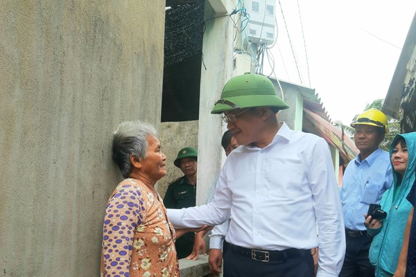 Bình Định: Các lực lượng vũ trang, dân quân, thanh niên giúp ngư dân “chạy bão” - Anh 12