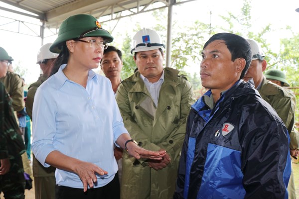 Quảng Ngãi: Thăm, động viên các hộ dân di dời tránh bão ở huyện miền núi Trà Bồng - Anh 1