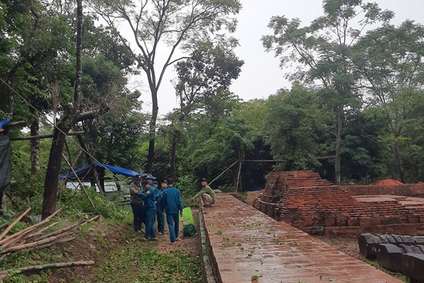 Bảo vệ di sản văn hóa trước bão số 4 - Anh 2