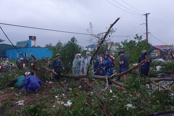 Quảng Trị: Lốc xoáy khiến hàng trăm nhà dân bị tốc mái, đưa người dân ở trên đảo Cồn Cỏ xuống hầm trú ẩn - Anh 3