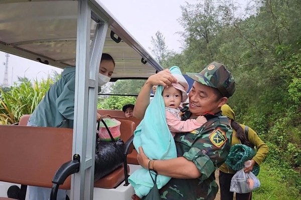 Quảng Trị: Lốc xoáy khiến hàng trăm nhà dân bị tốc mái, đưa người dân ở trên đảo Cồn Cỏ xuống hầm trú ẩn - Anh 4
