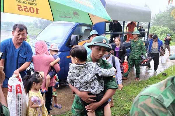 Quảng Trị: Lốc xoáy khiến hàng trăm nhà dân bị tốc mái, đưa người dân ở trên đảo Cồn Cỏ xuống hầm trú ẩn - Anh 5