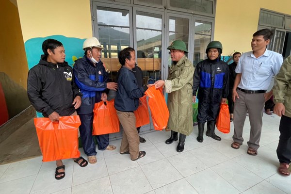 Ấm áp nghĩa tình trong ngày mưa bão - Anh 5