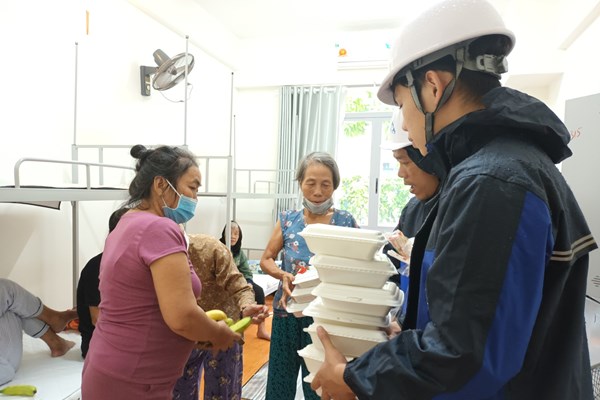 Ấm áp nghĩa tình trong ngày mưa bão - Anh 3