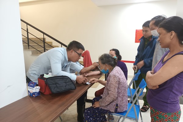 Ấm áp nghĩa tình trong ngày mưa bão - Anh 4