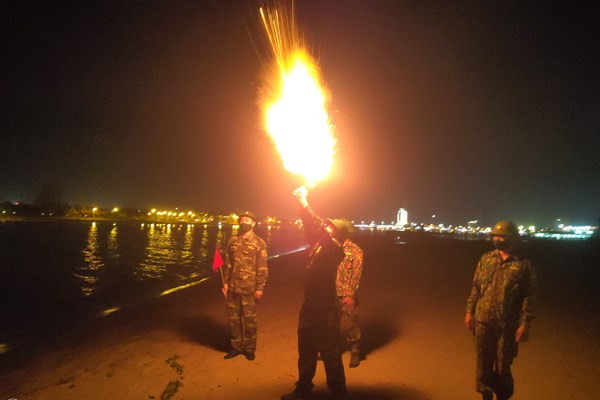 Quảng Bình: Tìm thấy thi thể ngư dân rơi xuống biển trong lúc đưa thuyền đi tránh bão - Anh 1