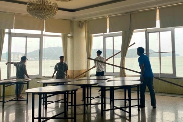 Doanh nghiệp du lịch miền Trung: Hỗ trợ người dân, du khách trú bão - Anh 2