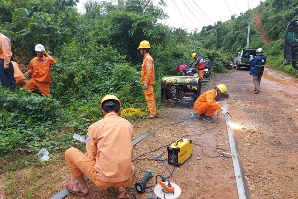 Kon Tum: Nhiều tuyến đường bị sạt lở, chia cắt do ảnh hưởng cơn bão Noru - Anh 5